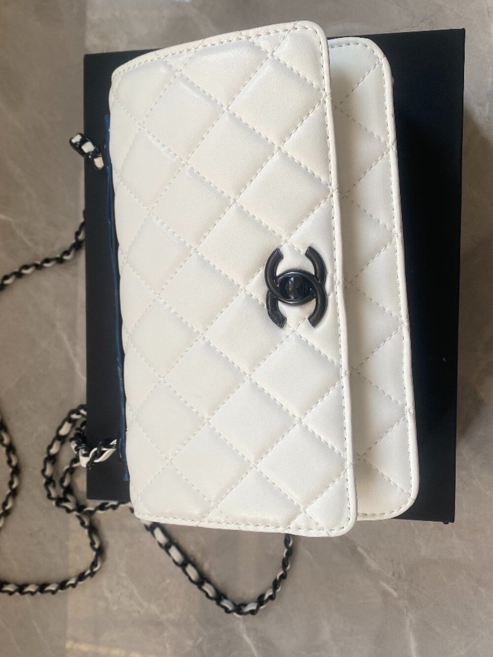 Chanel diamond-pattern crossbody bag or shoulder bag
